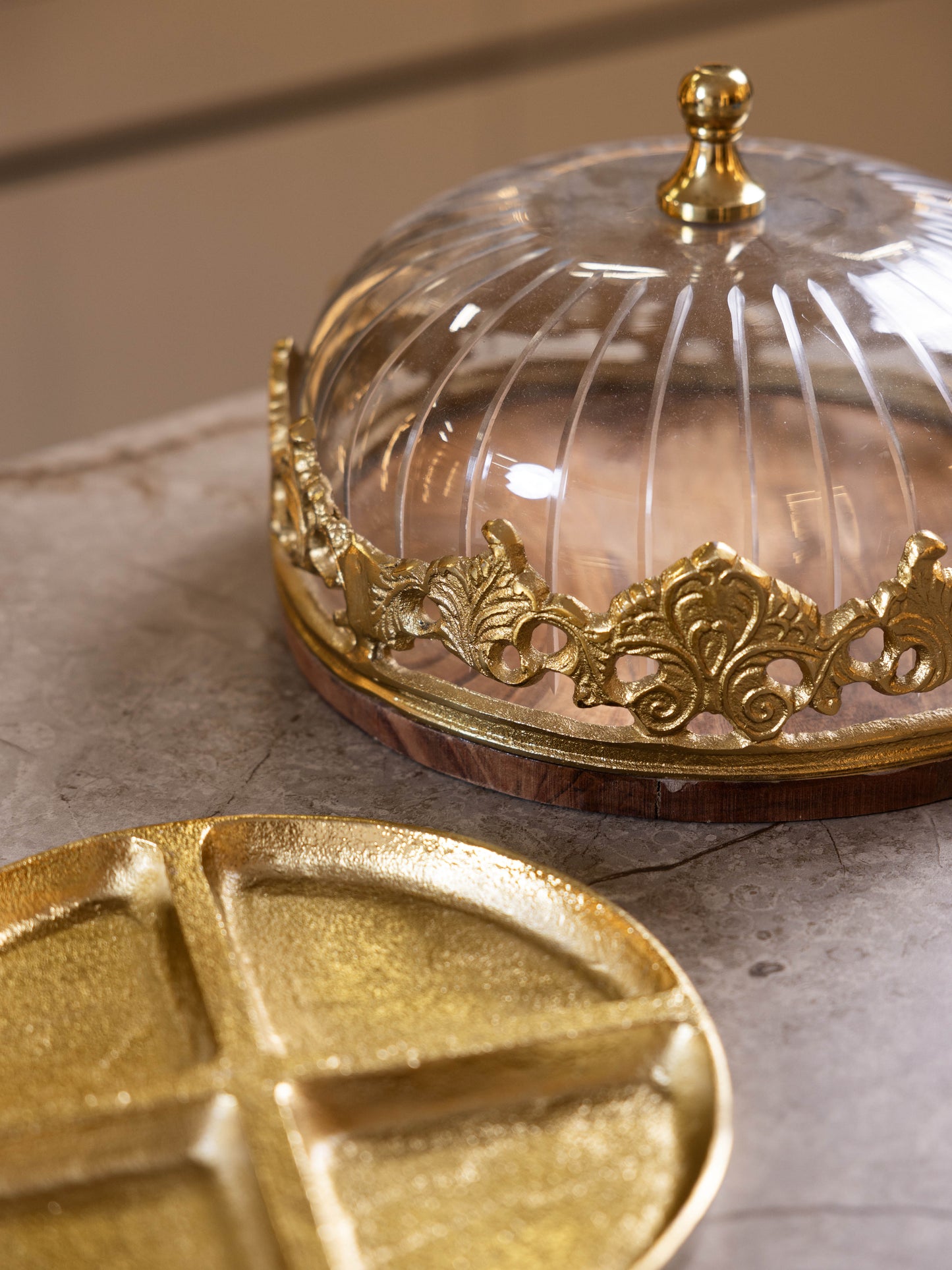 مضيفة كيك بتصميم مميز