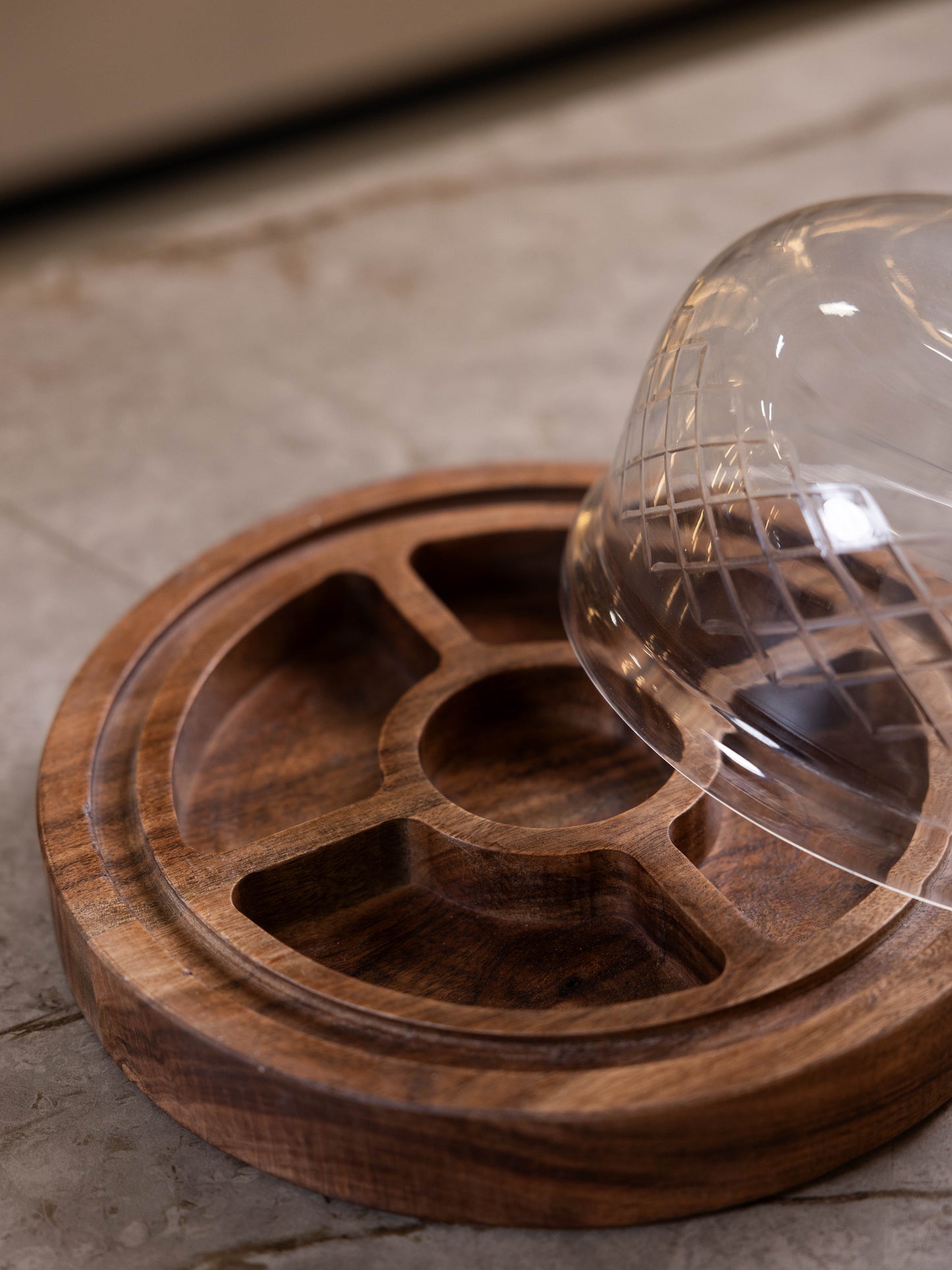 مضيفة حلويات بتصميم أنيق