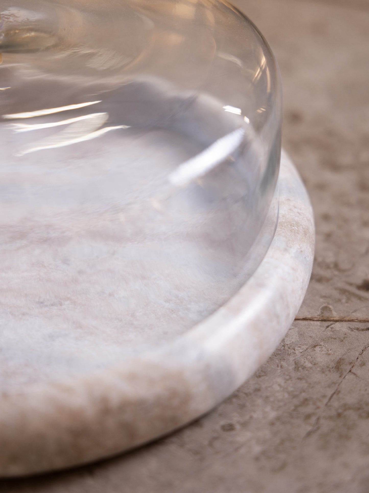 مضيفة كيك بتصميم أنيق