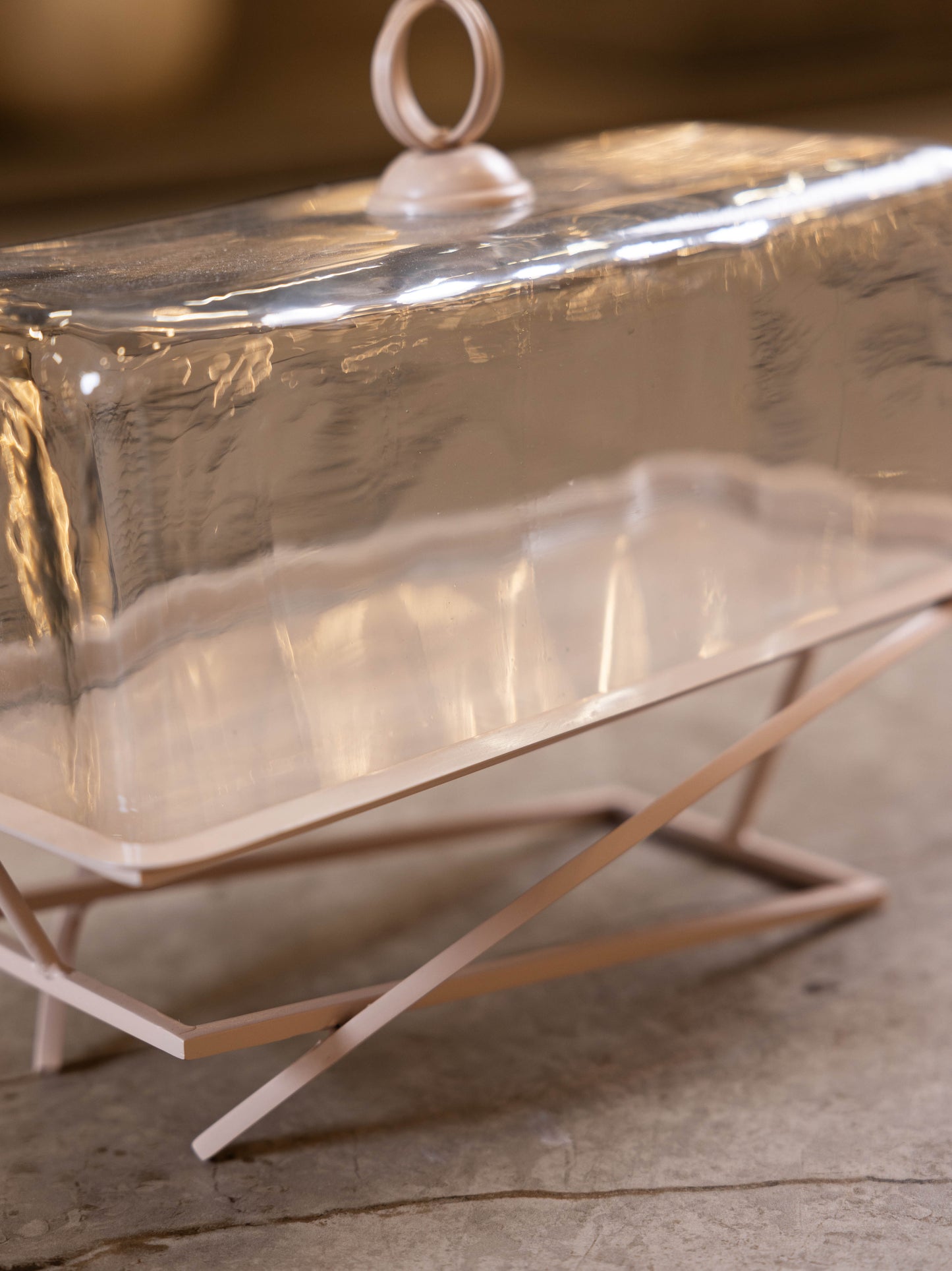 مضيفة كيك بتصميم كلاسيك