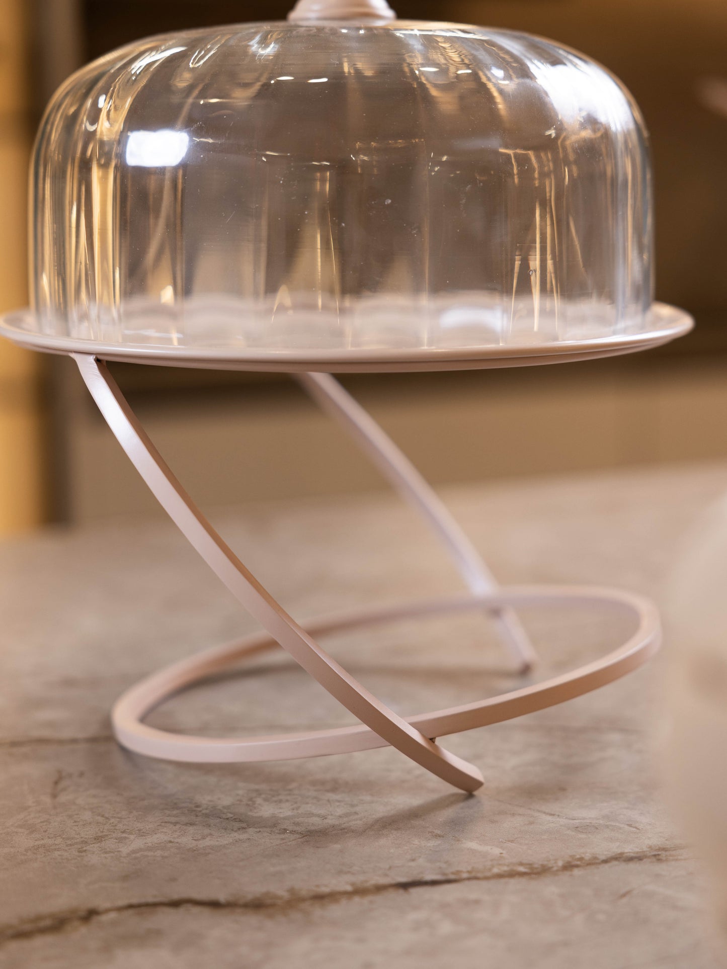 مضيفة كيك بتصميم كلاسيك