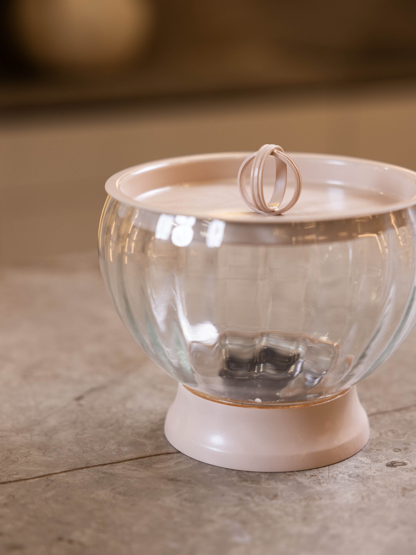 مضيفة حلويات بتصميم كلاسيك