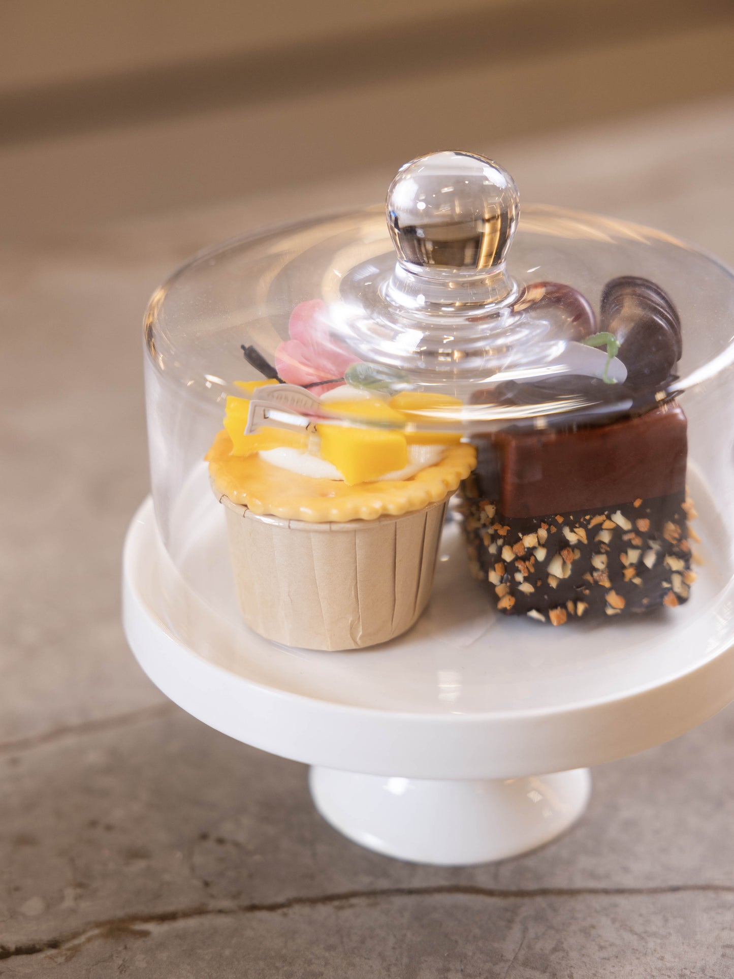 مضيفة كب كيك بتصميم أنيق