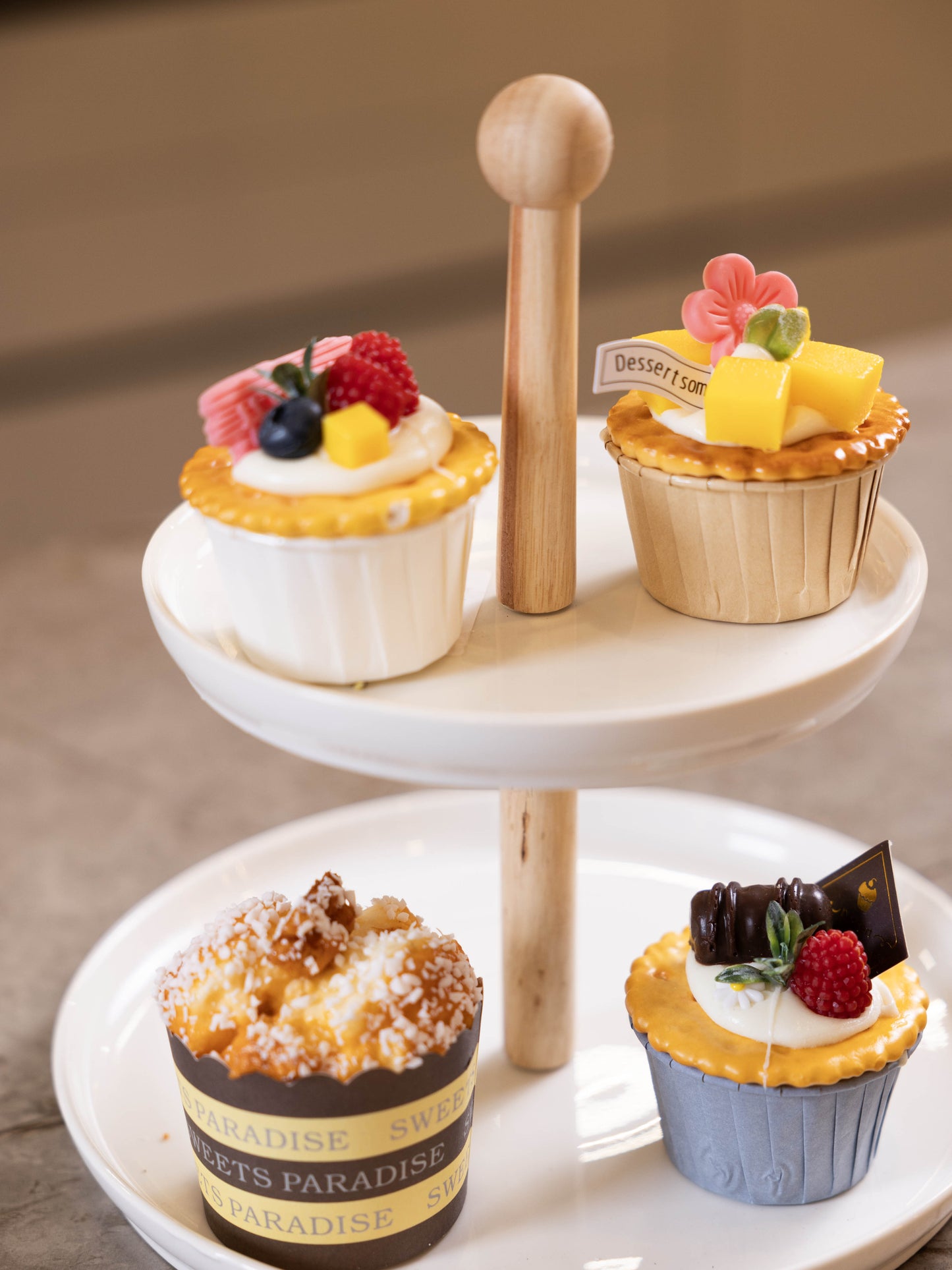 مضيفة كب كيك بتصميم أنيق