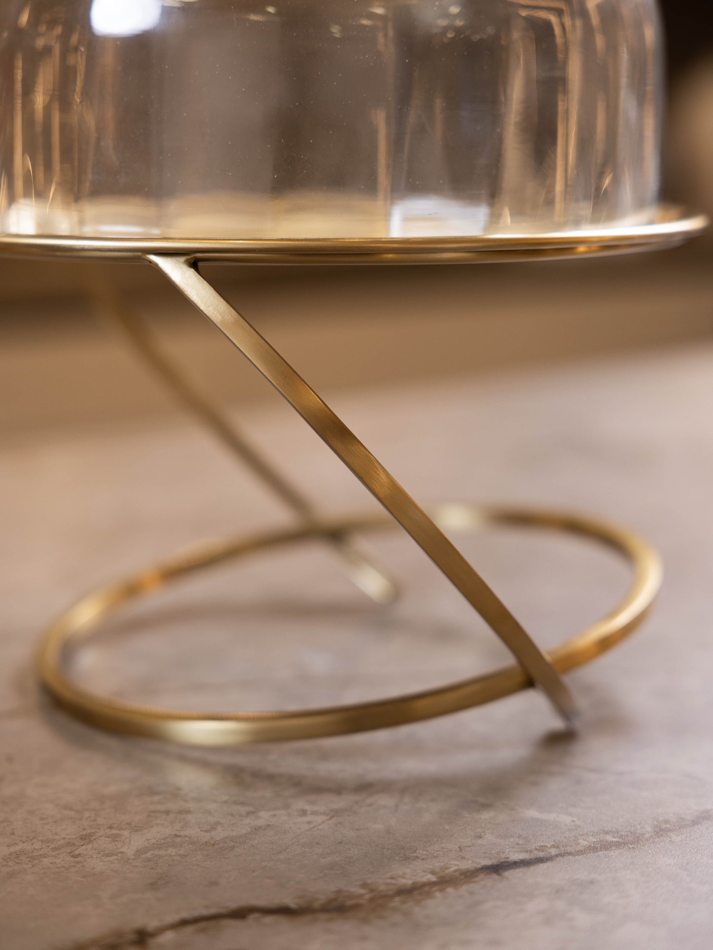 مضيفة كيك بتصميم كلاسيك