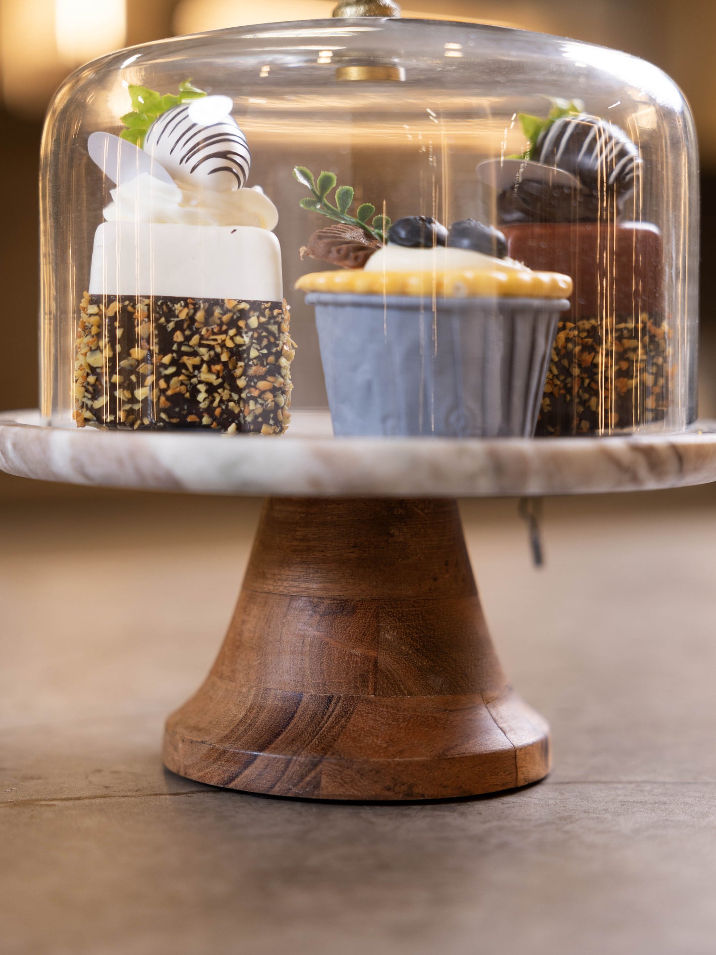 مضيفة كيك بتصميم أنيق