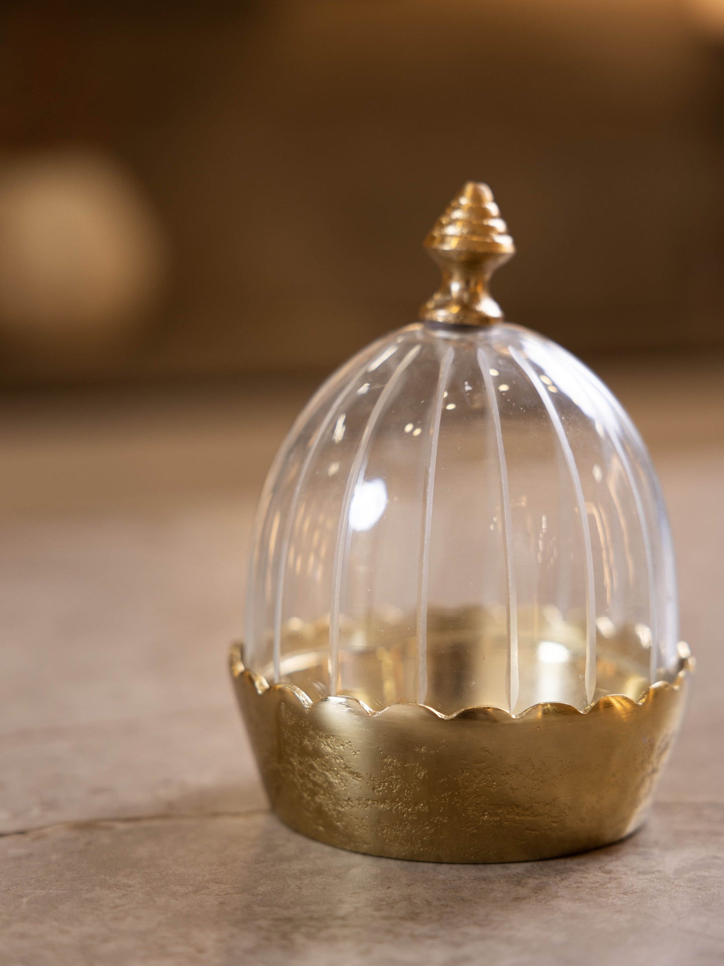 مضيفة حلويات بتصميم كلاسيك