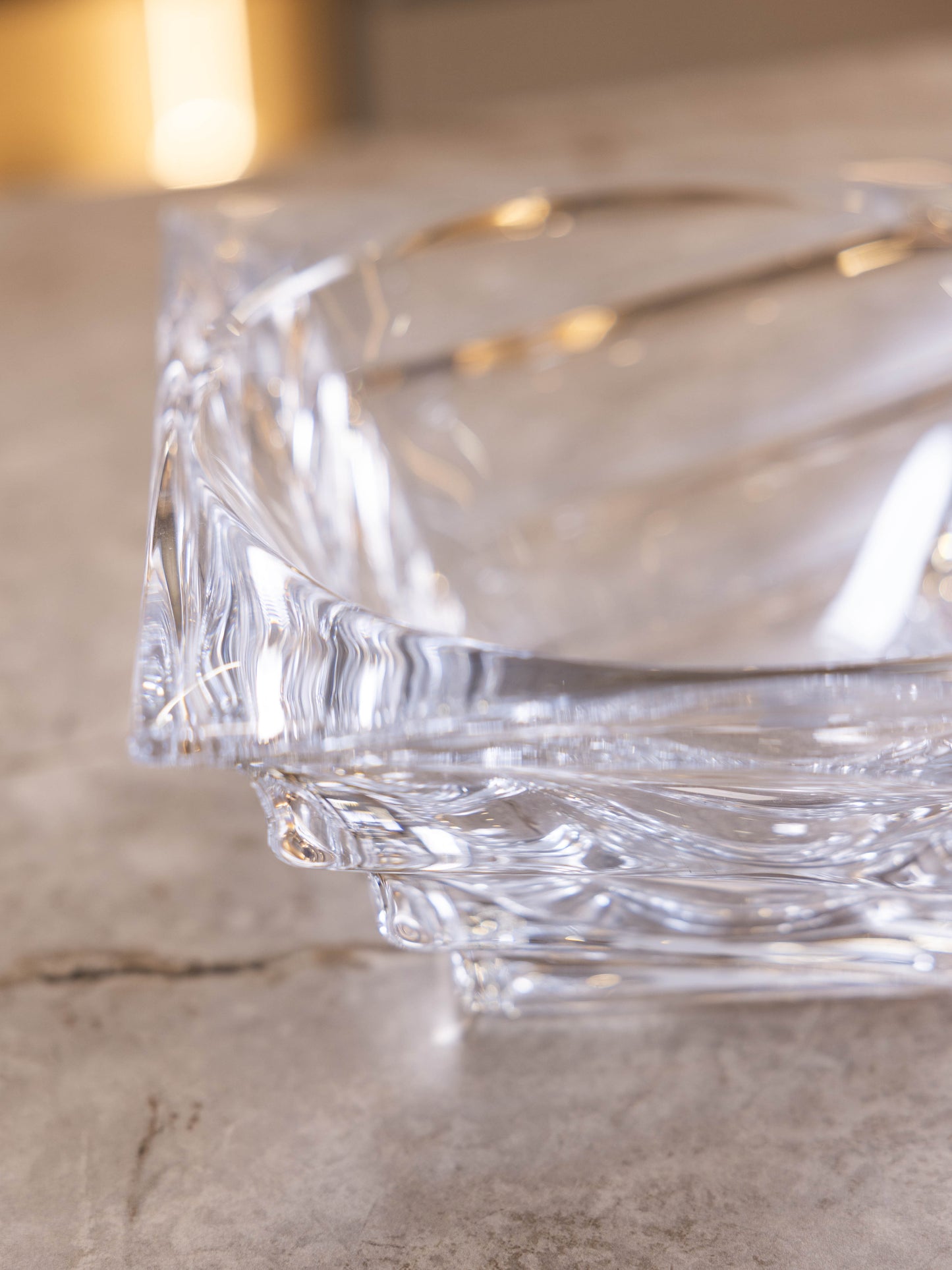 مضيفة كريستال بتصميم أنيق