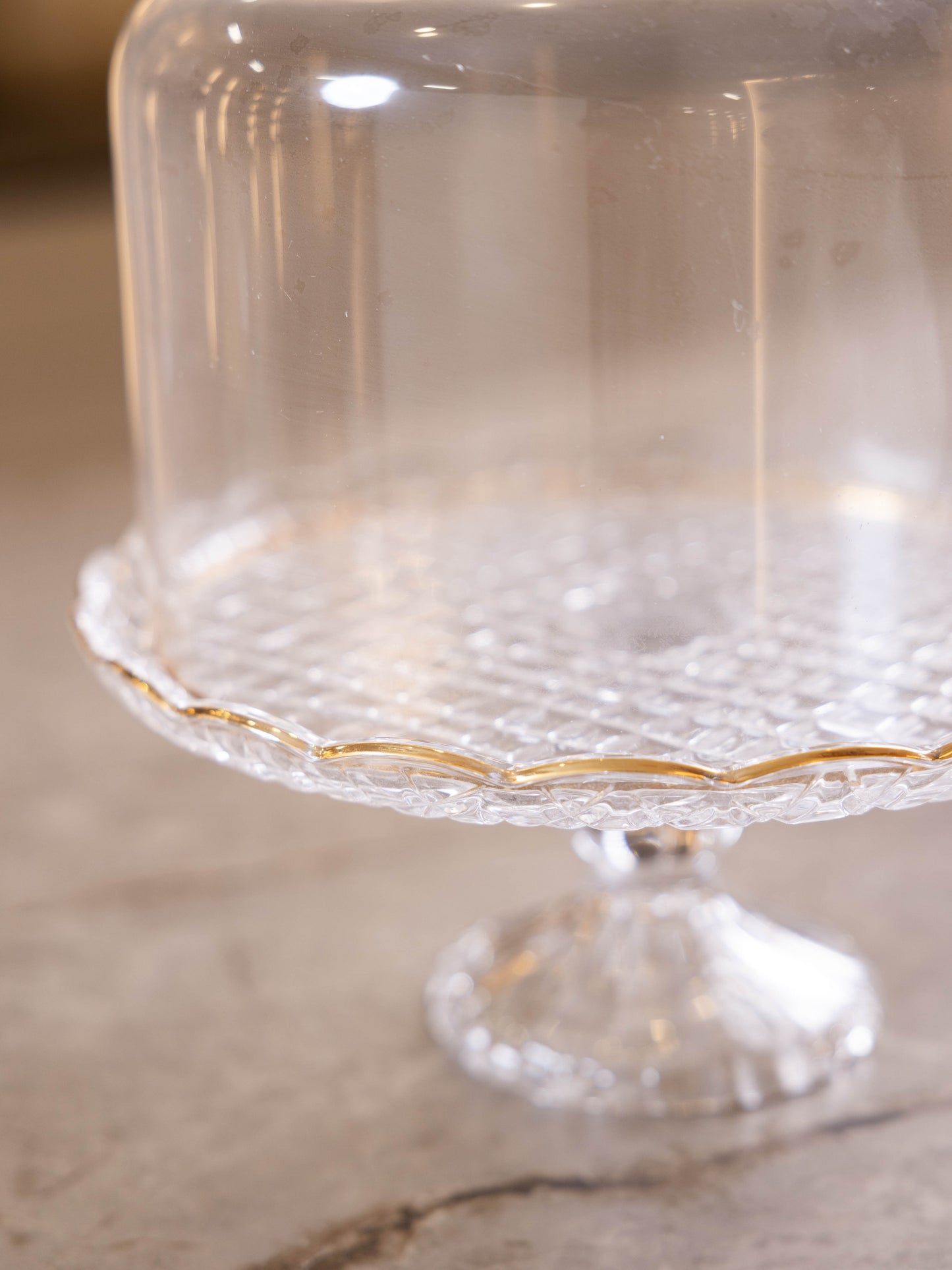 مضيفة كيك بتصميم كلاسيك