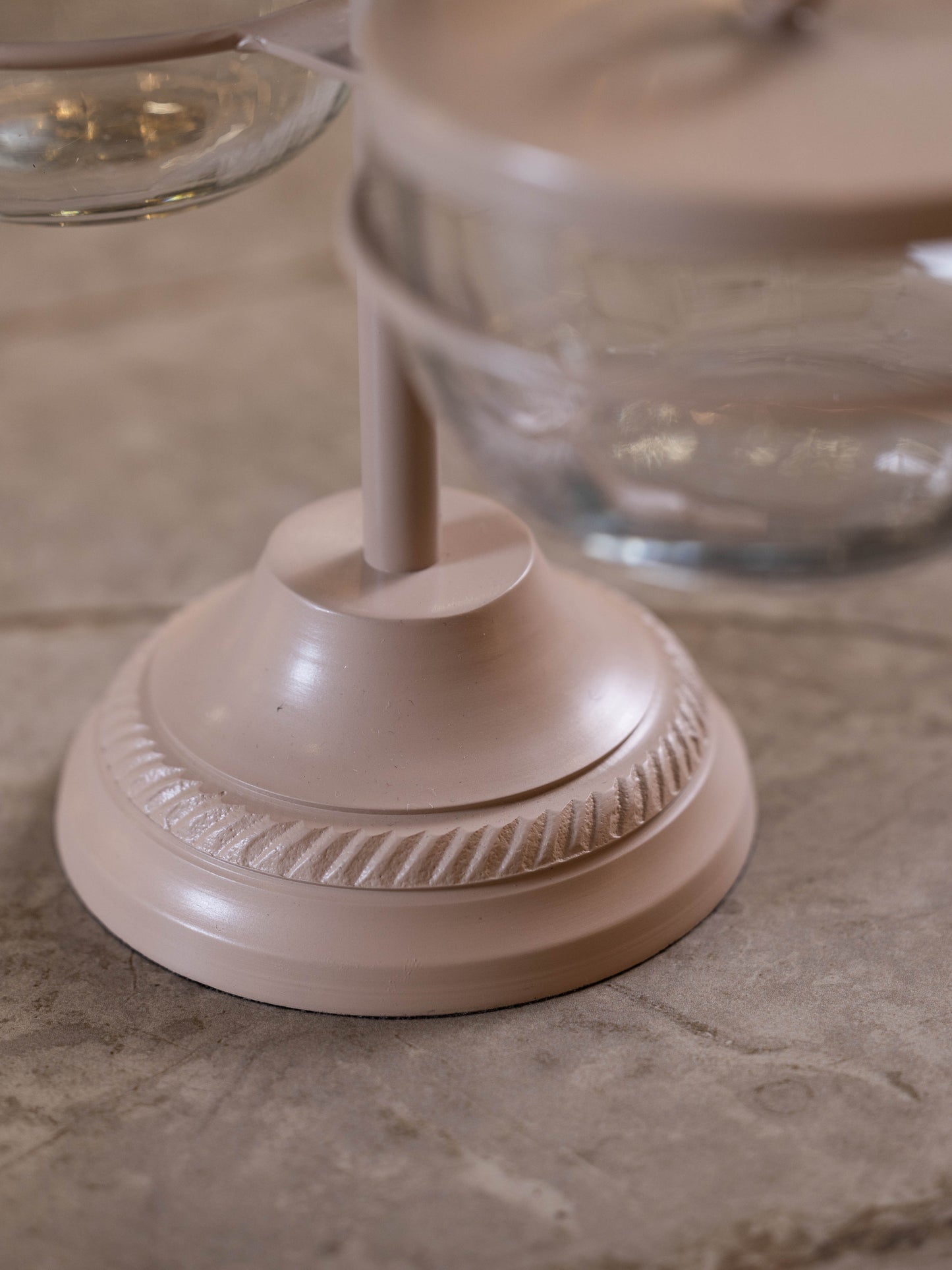 مضيفة حلويات بتصميم كلاسيك