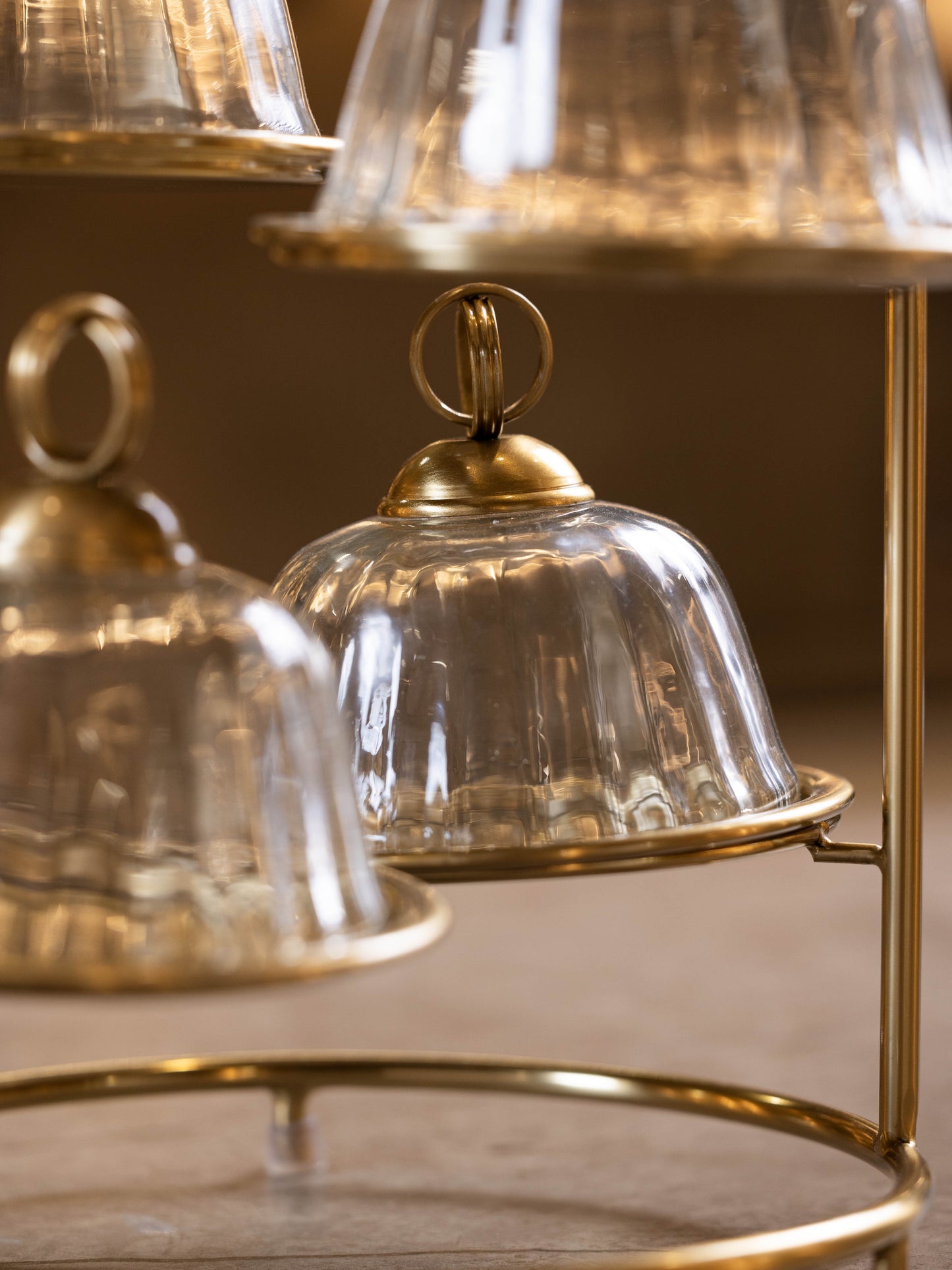 مضيفة حلويات بتصميم كلاسيك