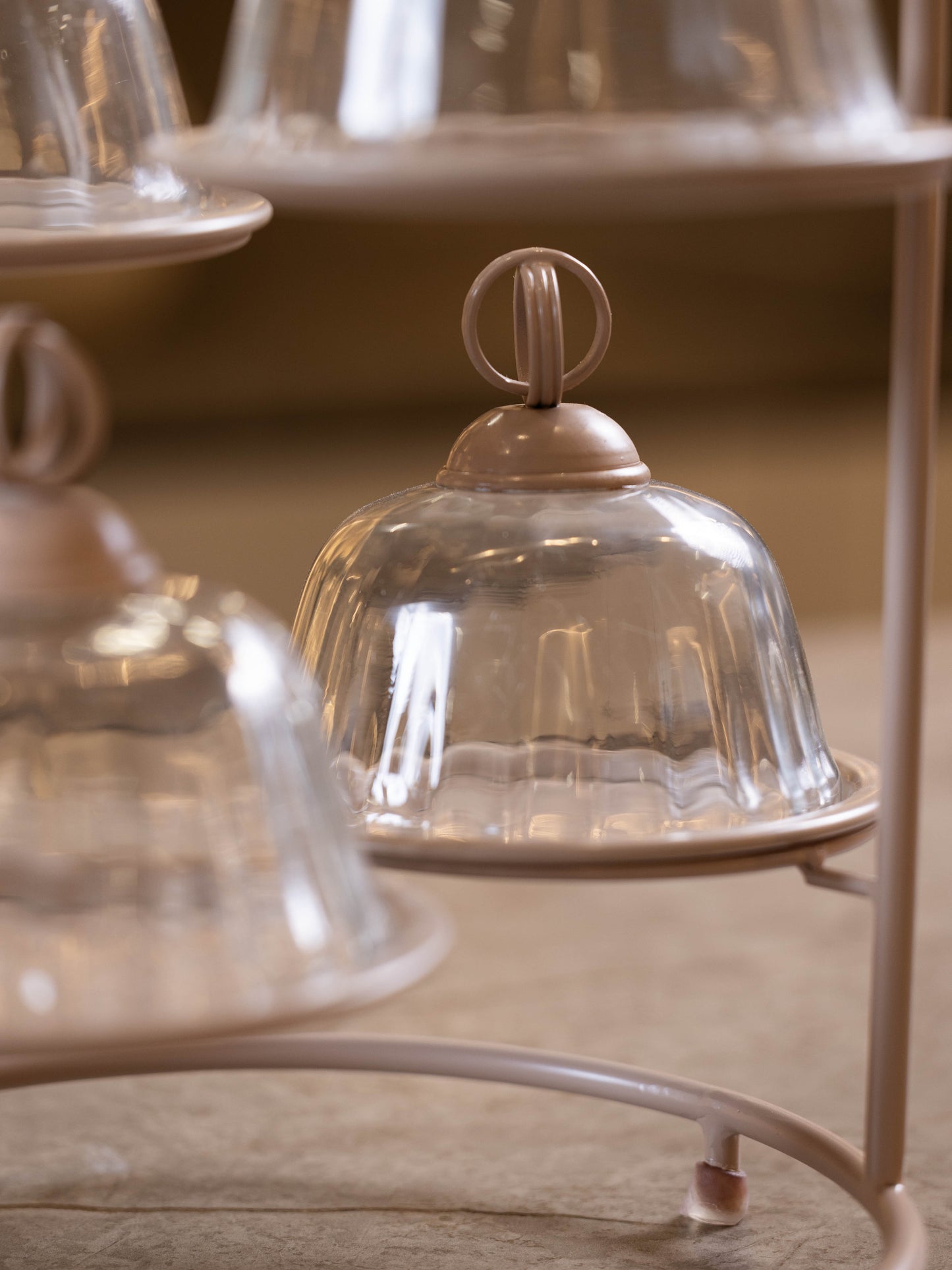 مضيفة حلويات بتصميم كلاسيك