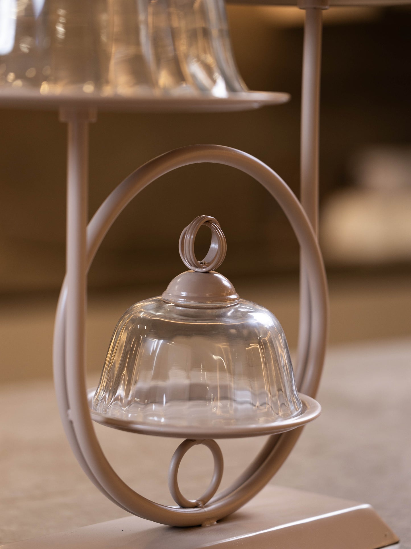 مضيفة حلويات بتصميم كلاسيك