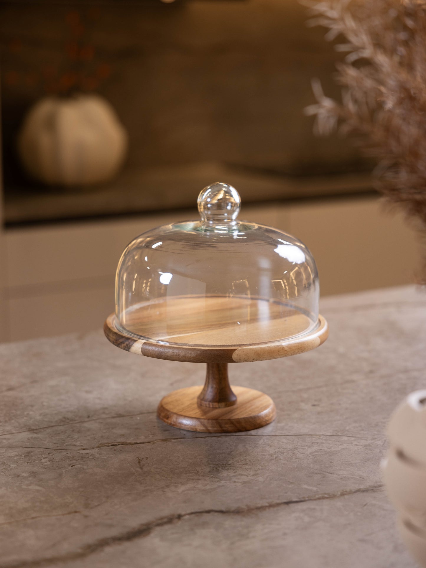 مضيفة كيك بتصميم أنيق