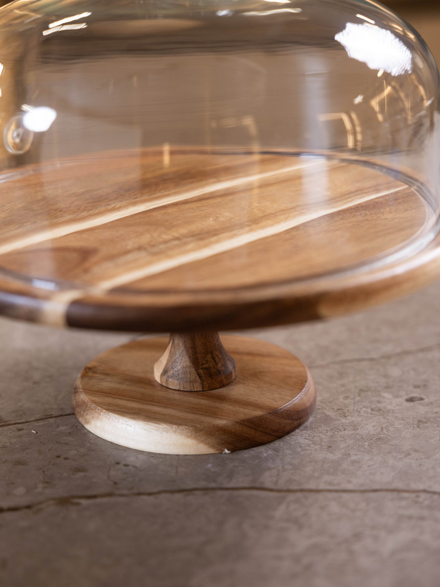 مضيفة كيك بتصميم أنيق