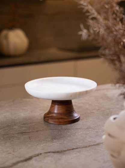 مضيفة كيك بتصميم مميز