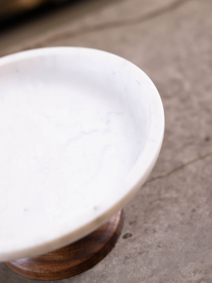 مضيفة كيك بتصميم مميز