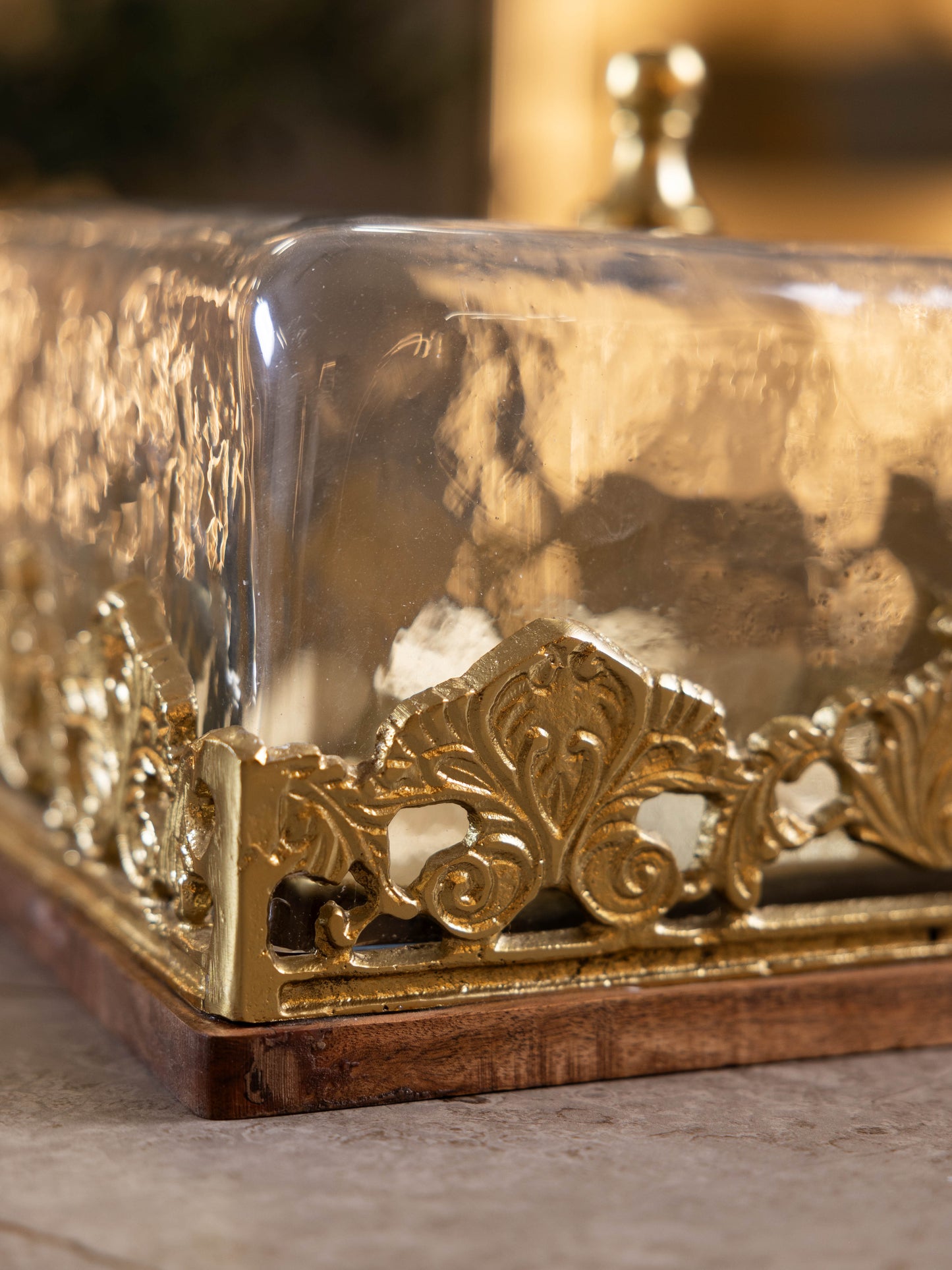 مضيفة حلويات بتصميم مميز