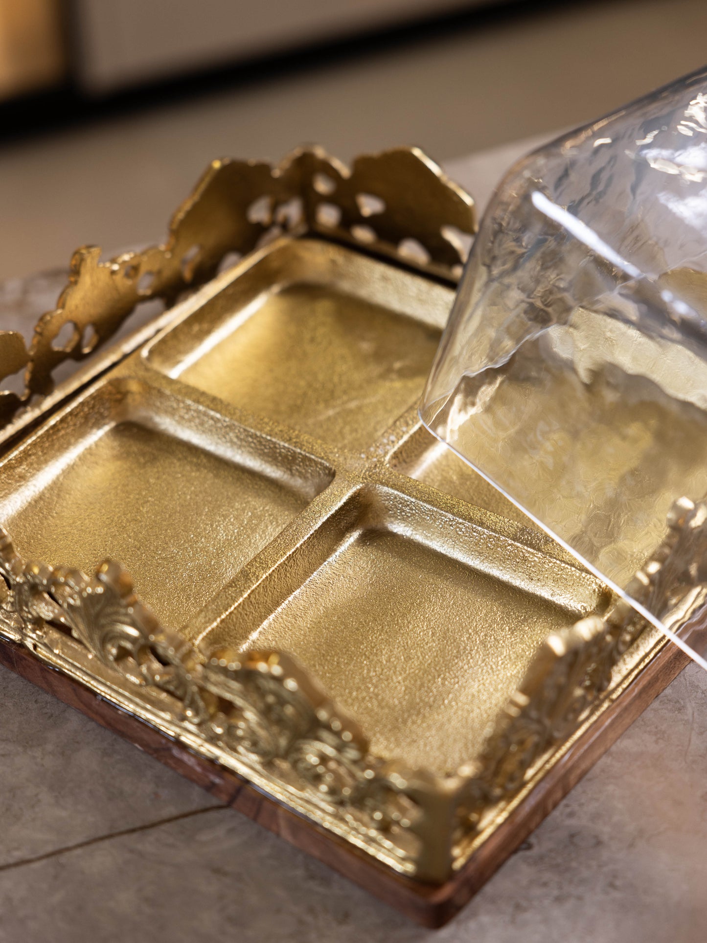 مضيفة حلويات بتصميم مميز