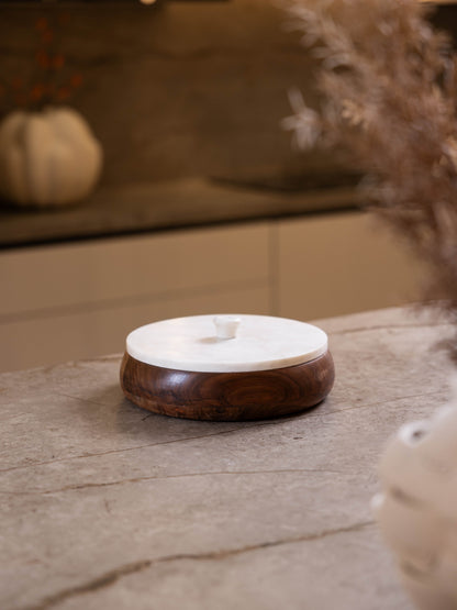 مضيفة حلويات بتصميم مميز