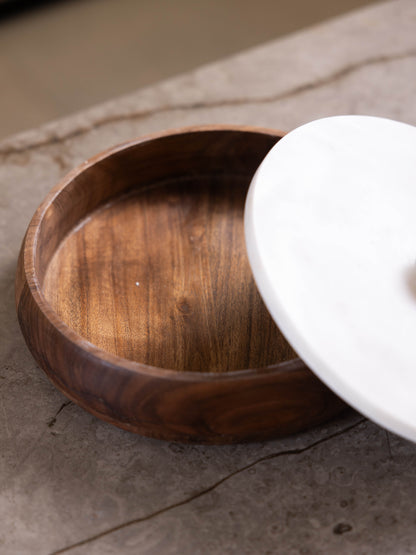 مضيفة حلويات بتصميم مميز