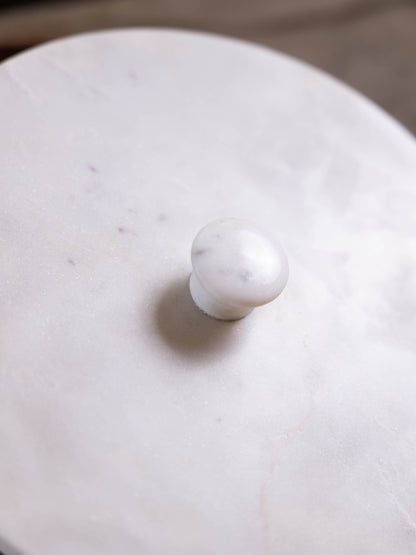 مضيفة حلويات بتصميم مميز