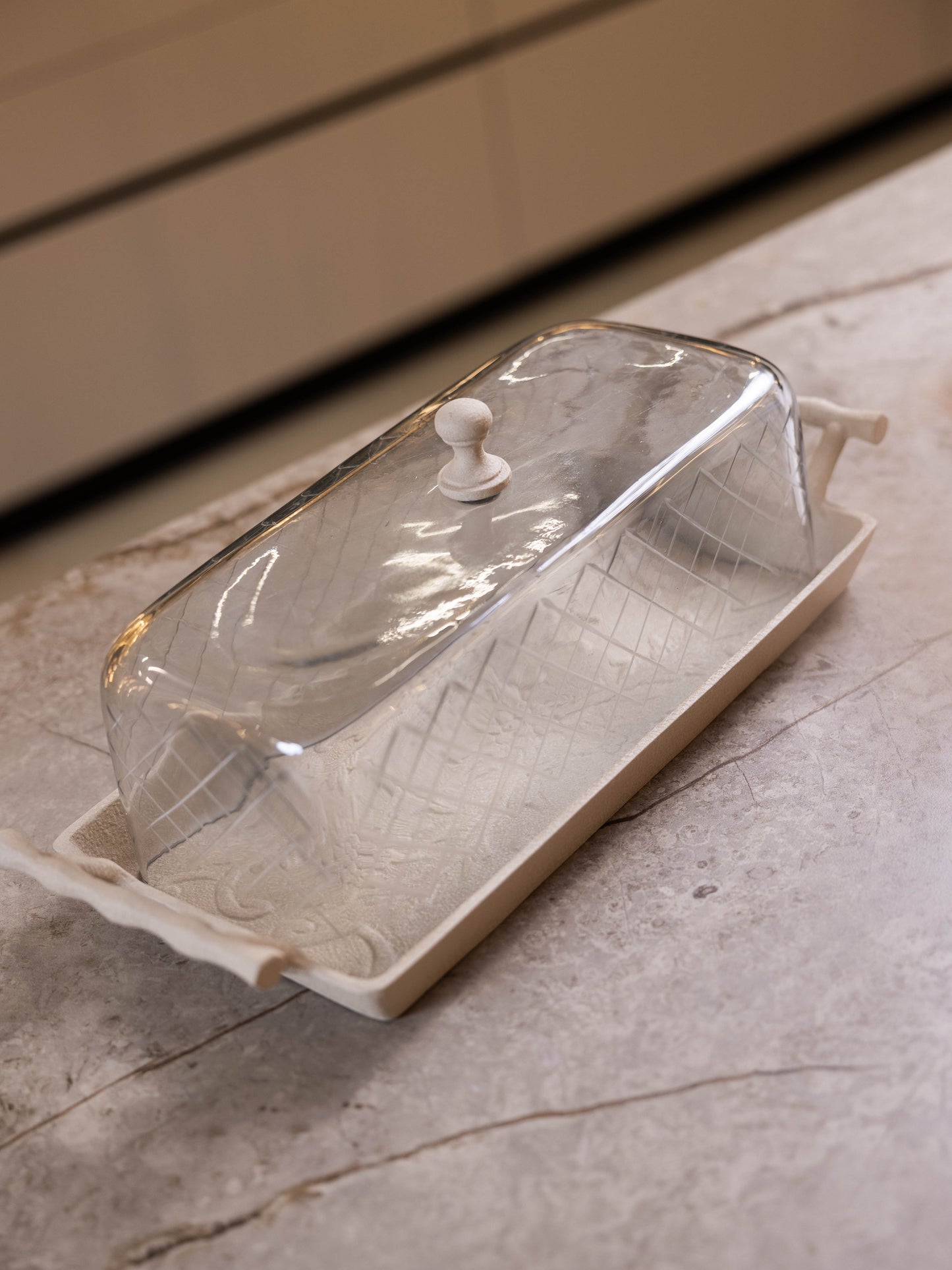 مضيفة كيك بتصميم مميز