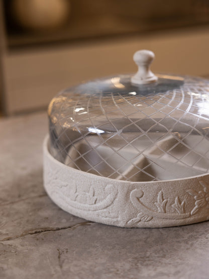 مضيفة حلويات بتصميم مميز