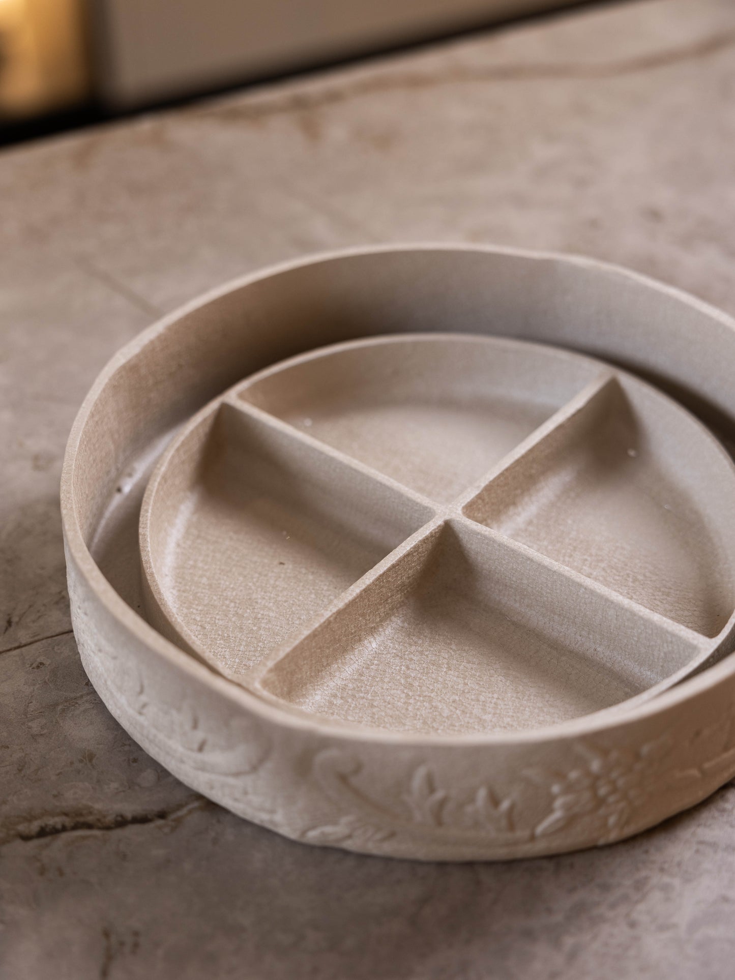 مضيفة حلويات بتصميم مميز