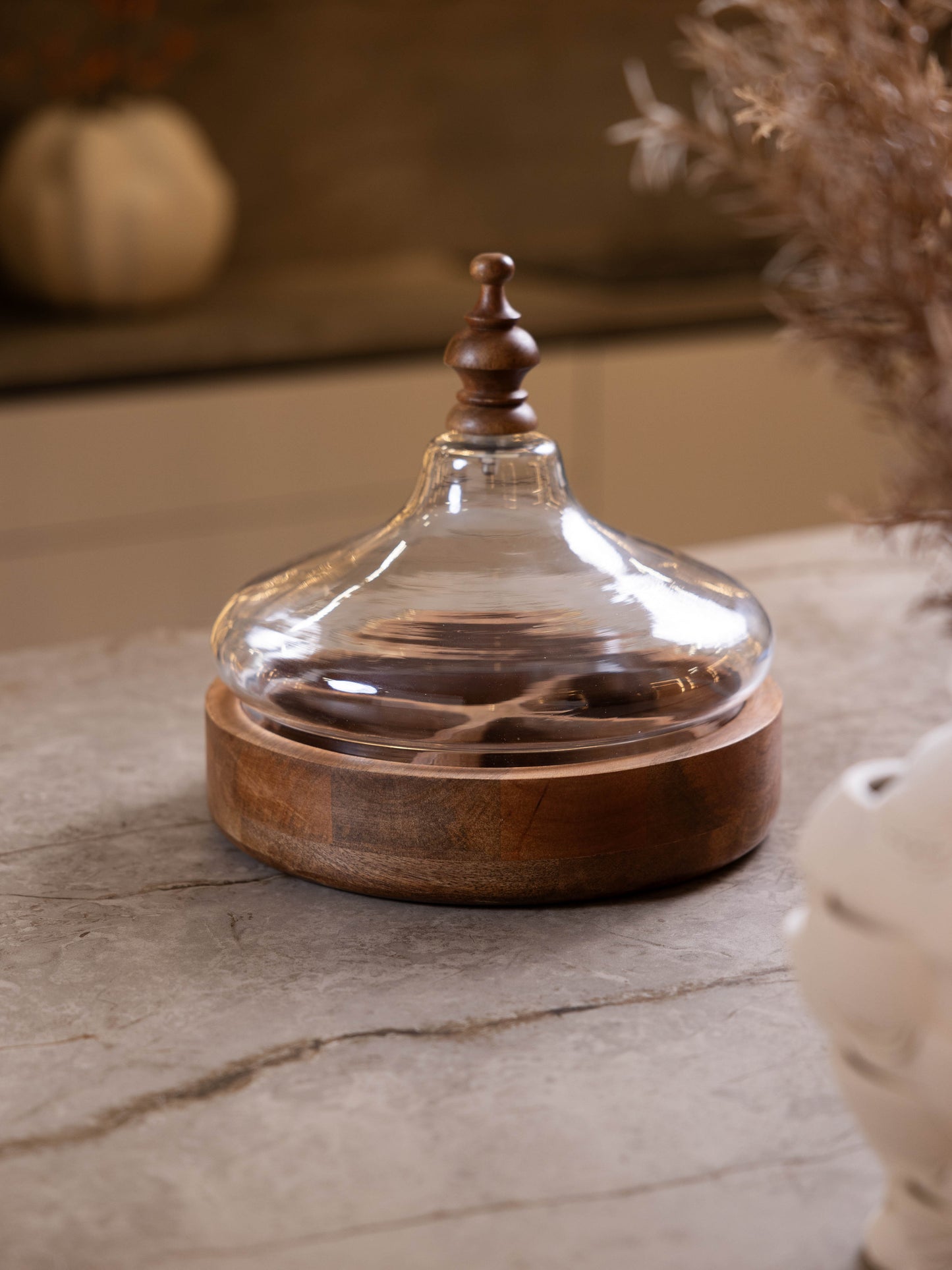 مضيفة حلويات بتصميم أنيق