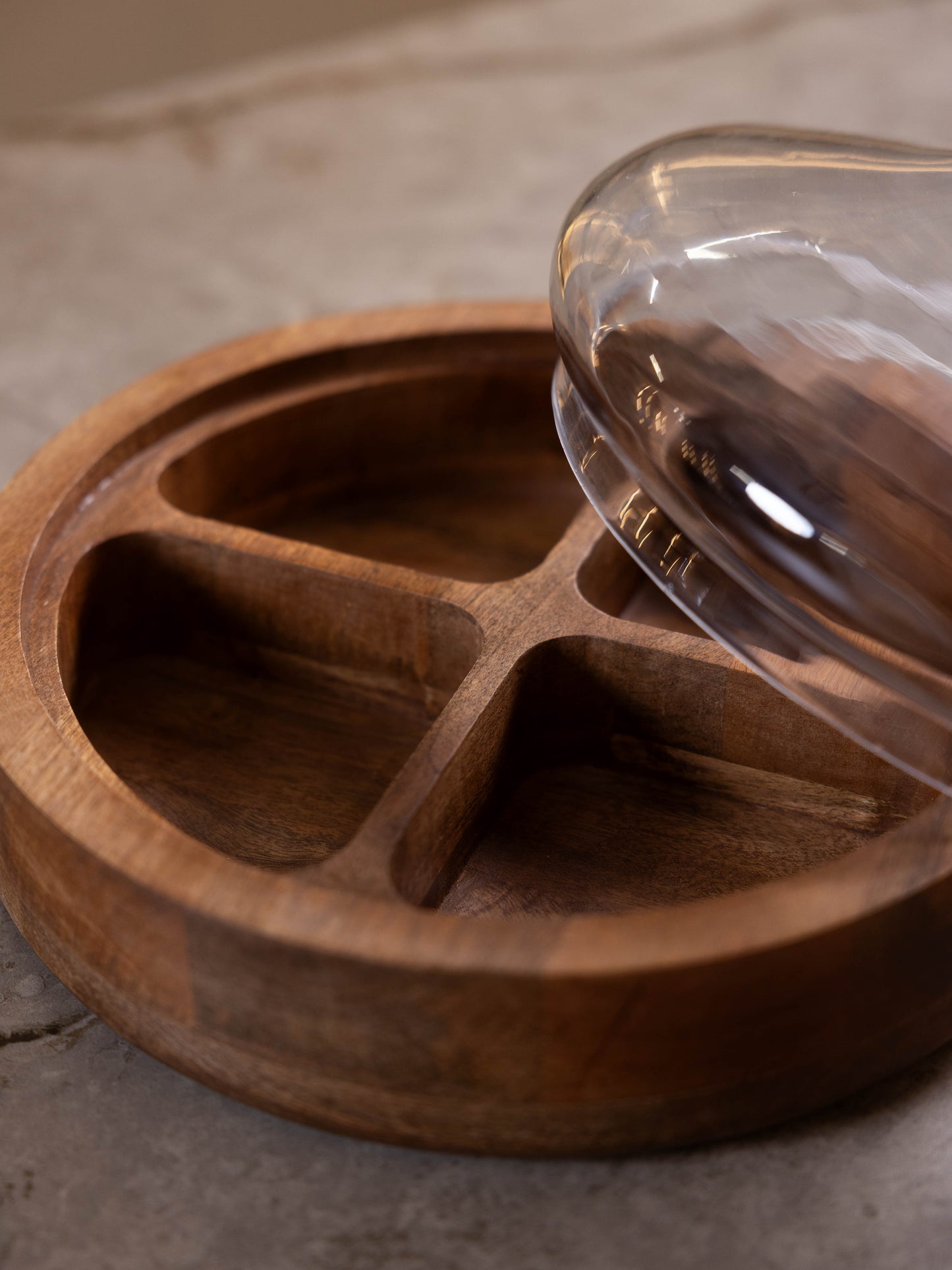 مضيفة حلويات بتصميم أنيق