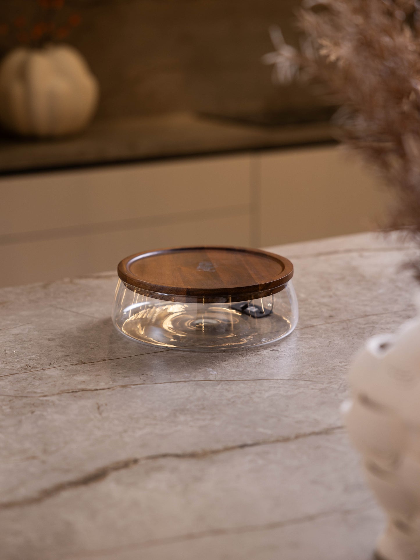 مضيفة حلويات بتصميم أنيق