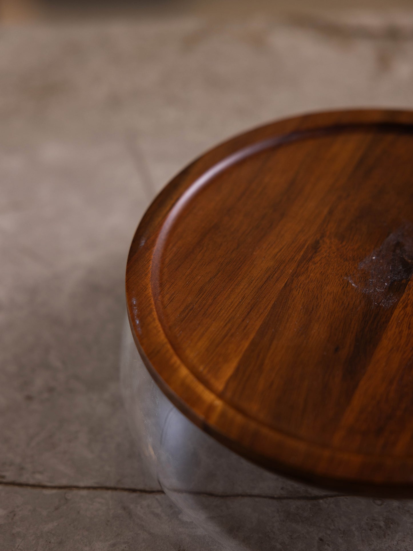 مضيفة حلويات بتصميم أنيق