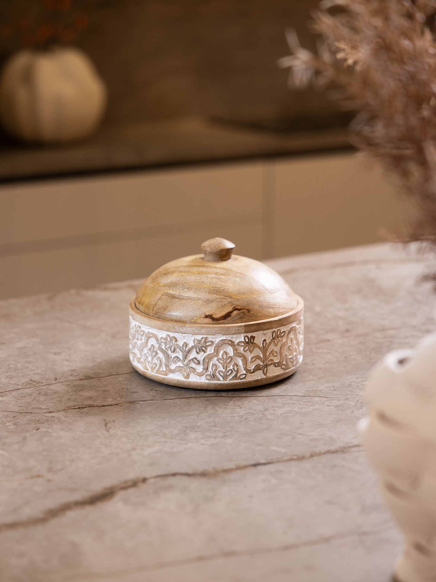 مضيفة حلويات بتصميم مميز