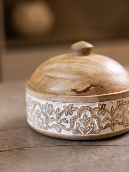 مضيفة حلويات بتصميم مميز