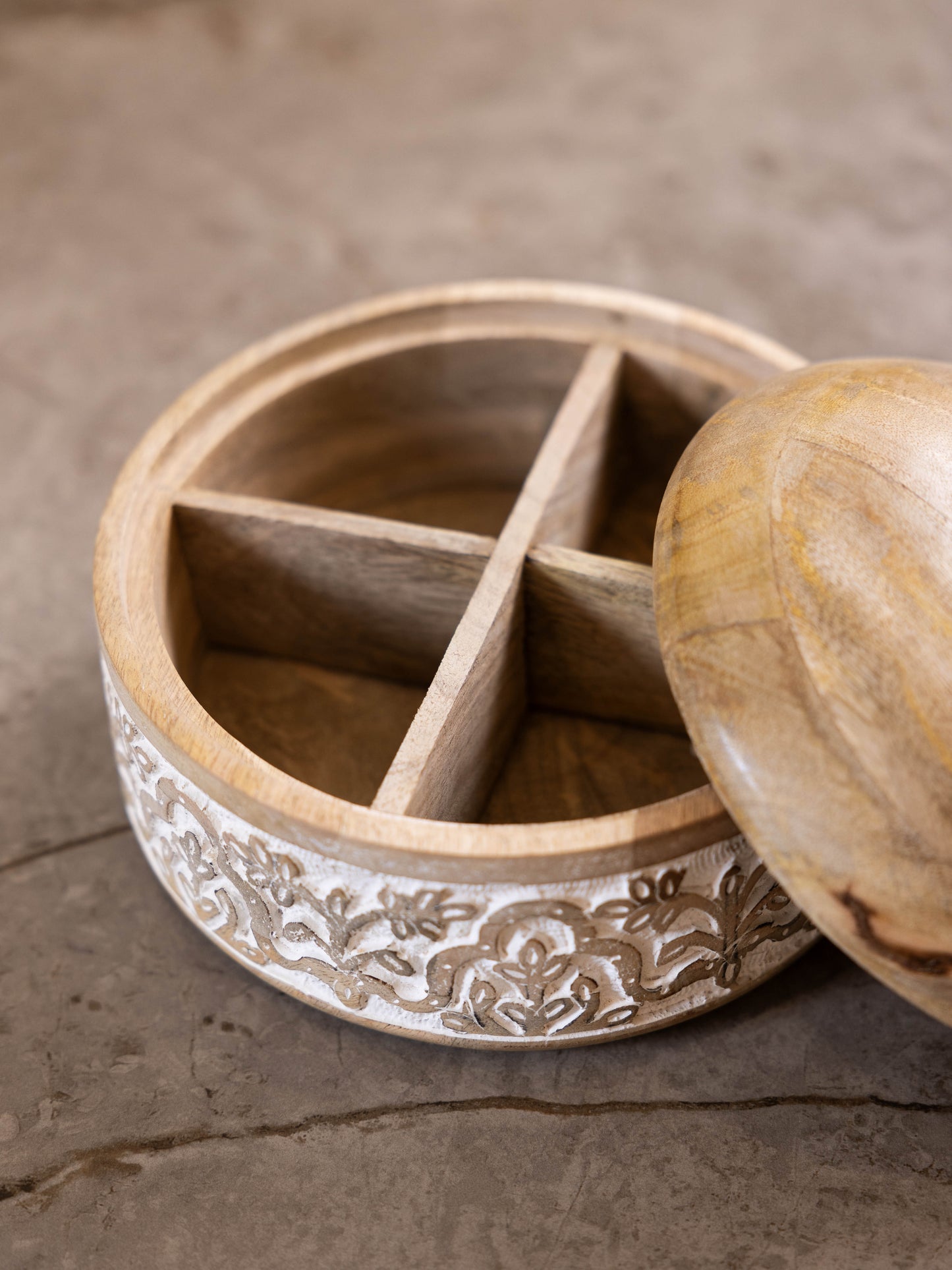 مضيفة حلويات بتصميم مميز