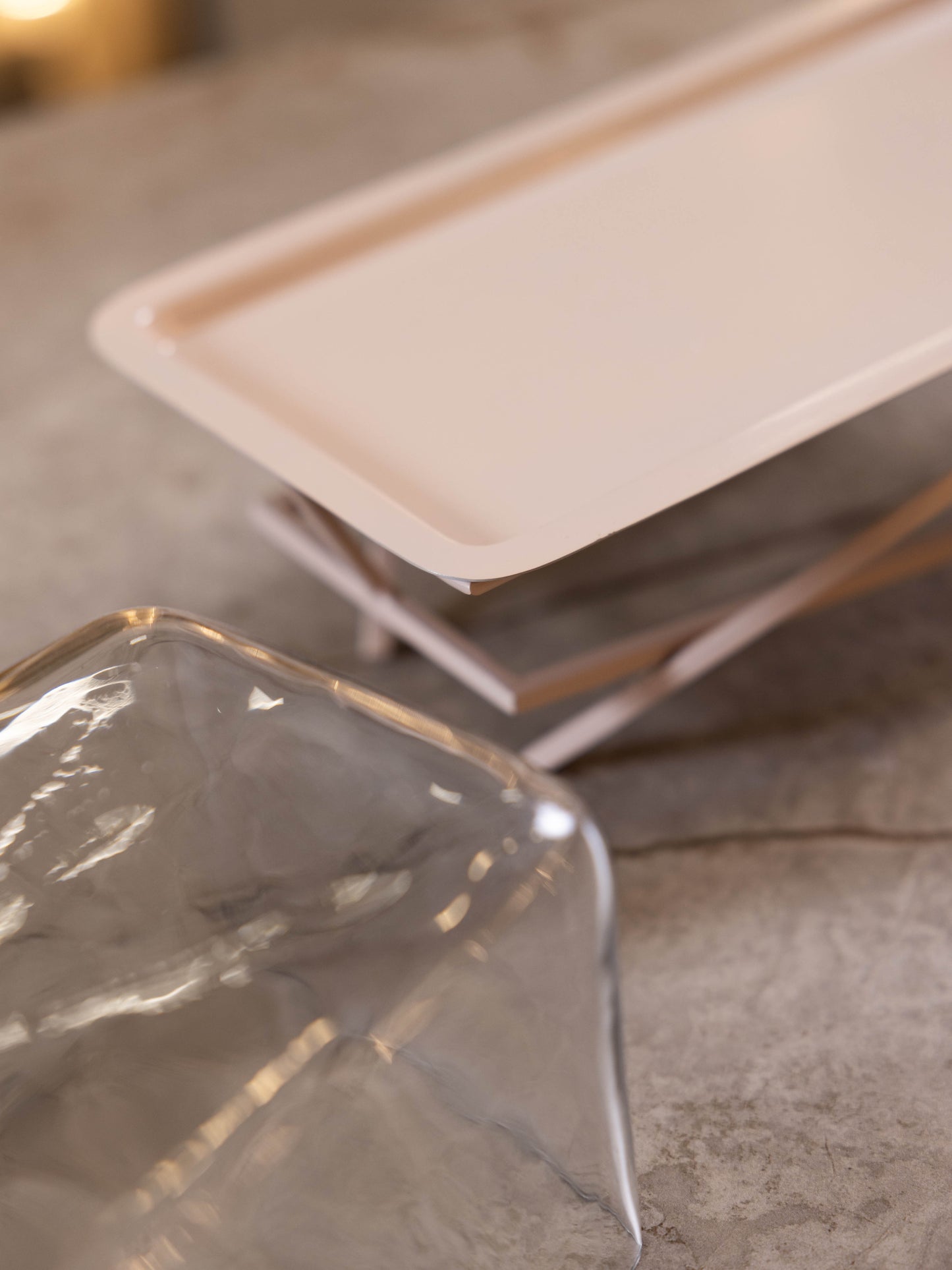 مضيفة كيك بتصميم كلاسيك