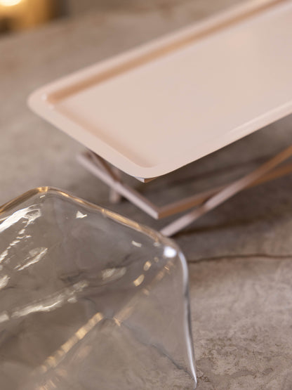 مضيفة كيك بتصميم كلاسيك