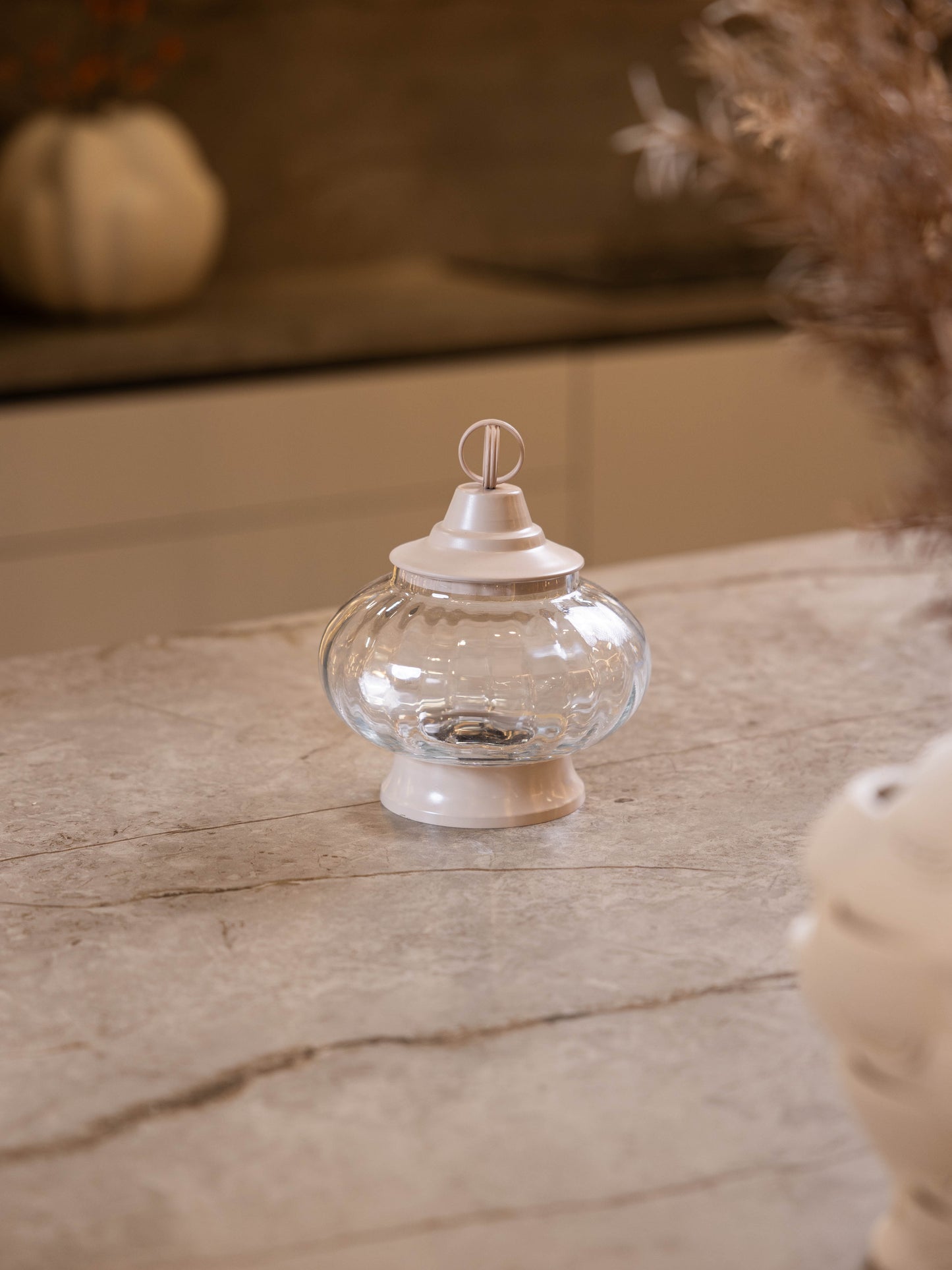 مضيفة حلويات بتصميم كلاسيك