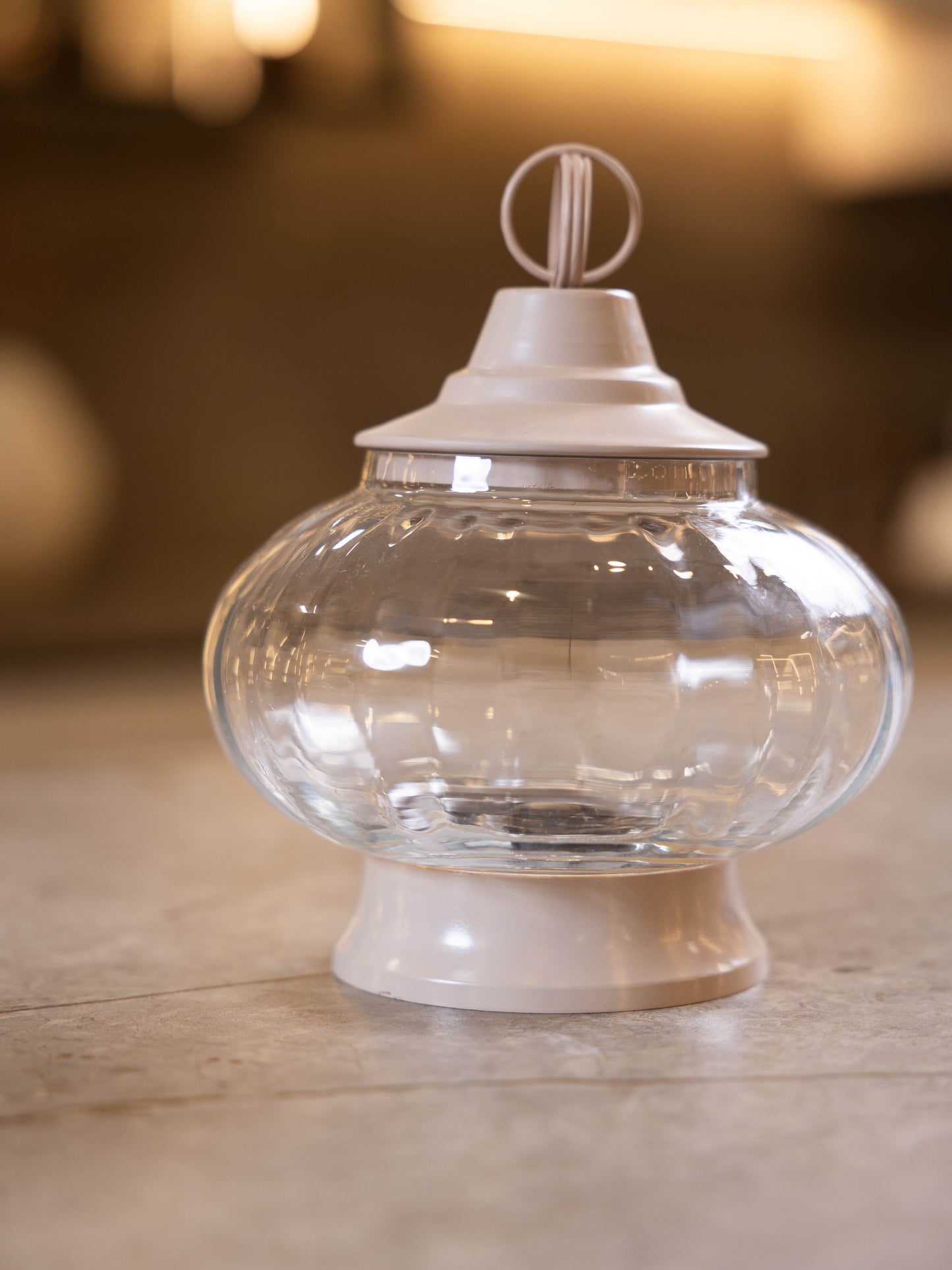 مضيفة حلويات بتصميم كلاسيك