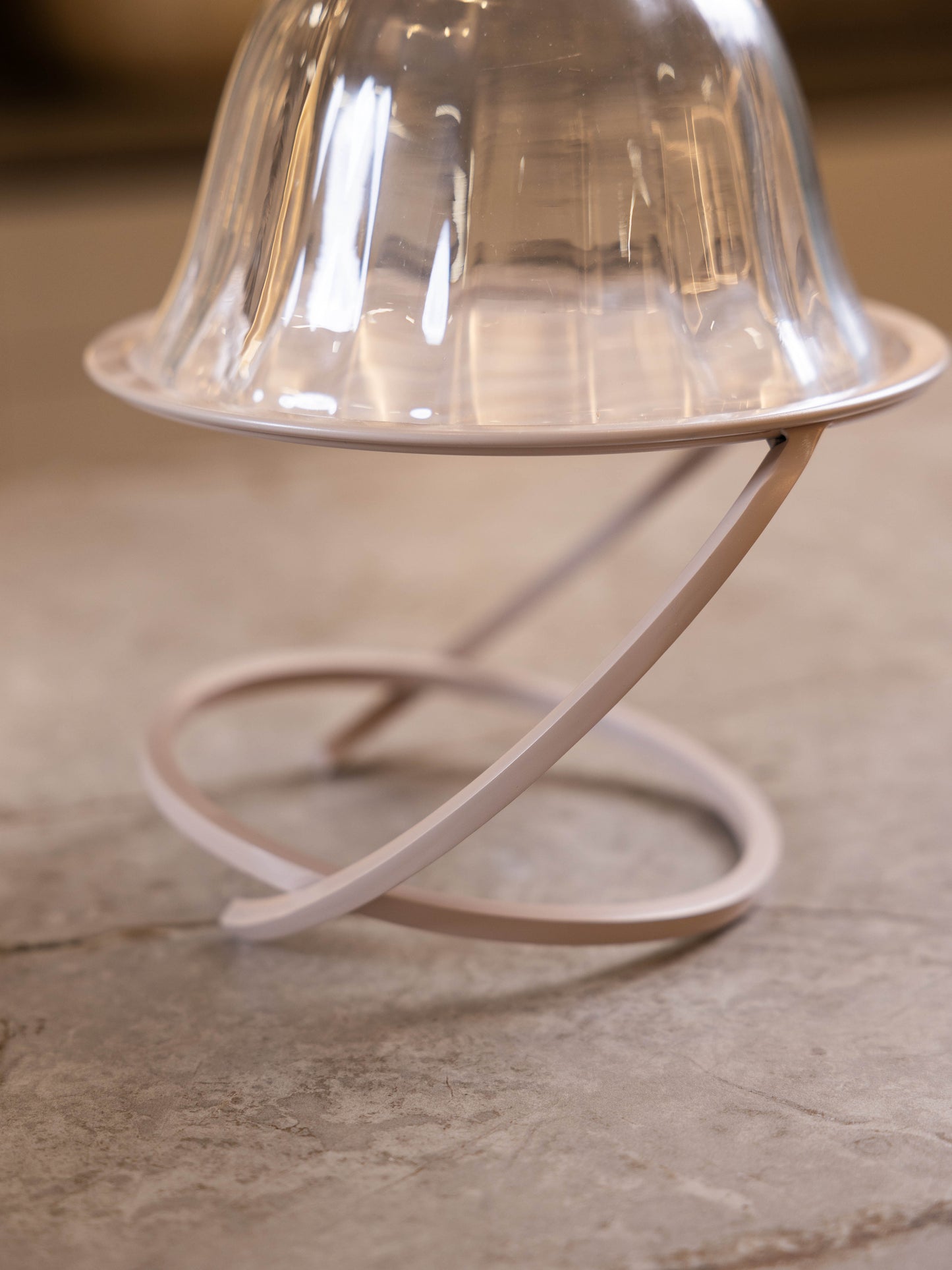 مضيفة حلويات بتصميم كلاسيك