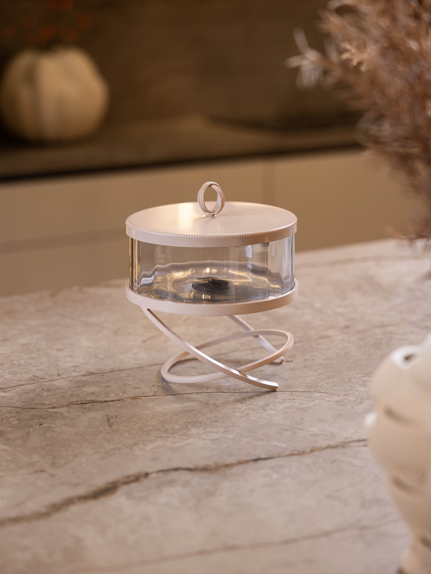 مضيفة حلويات بتصميم كلاسيك