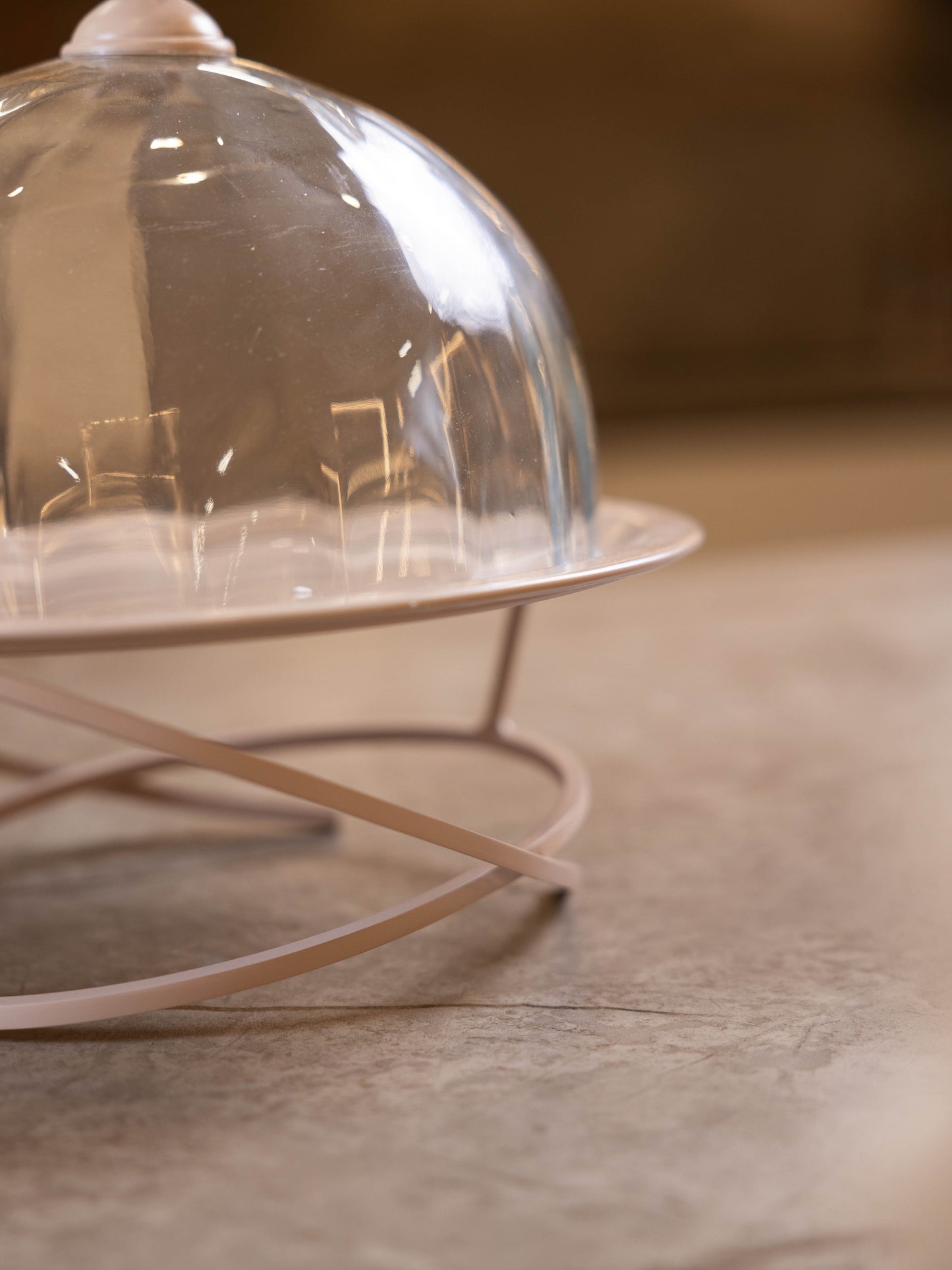 مضيفة كيك بتصميم كلاسيك