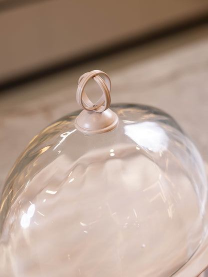 مضيفة كيك بتصميم كلاسيك