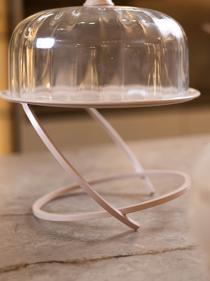 مضيفة كيك بتصميم كلاسيك