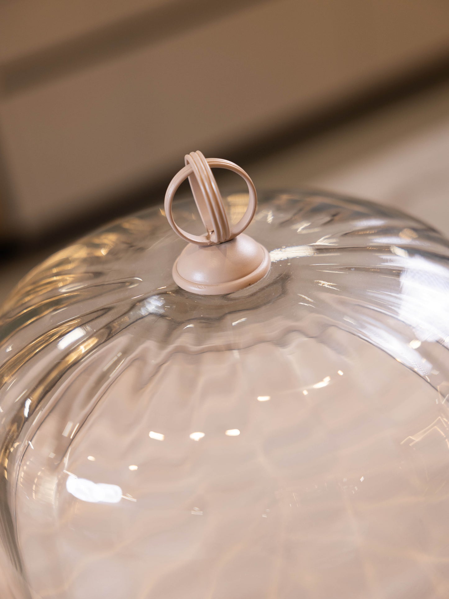 مضيفة كيك بتصميم كلاسيك