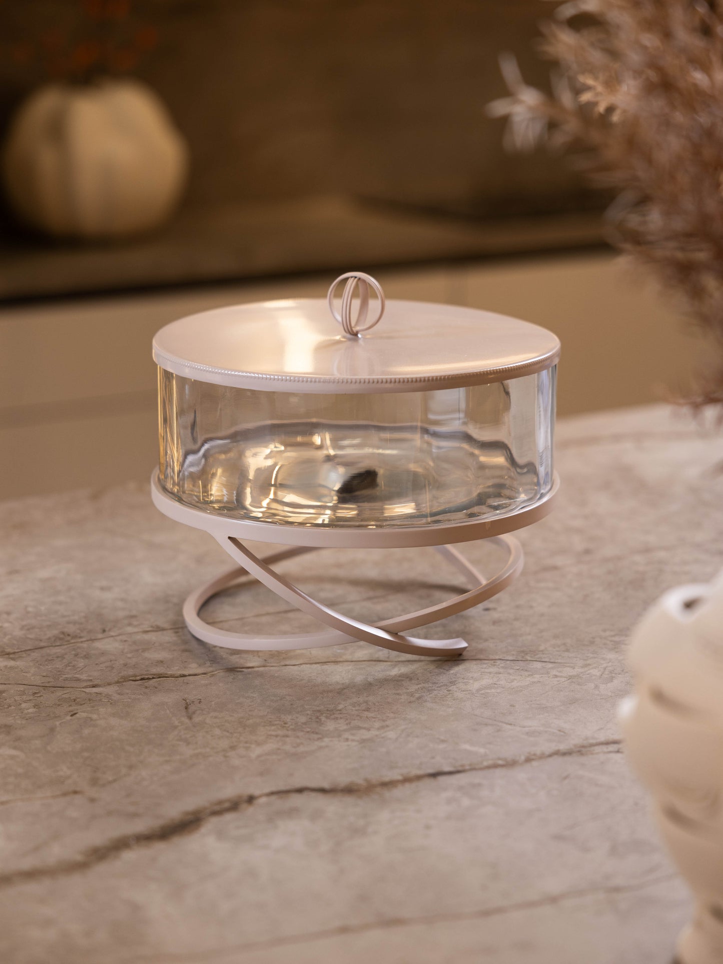 مضيفة حلويات بتصميم كلاسيك