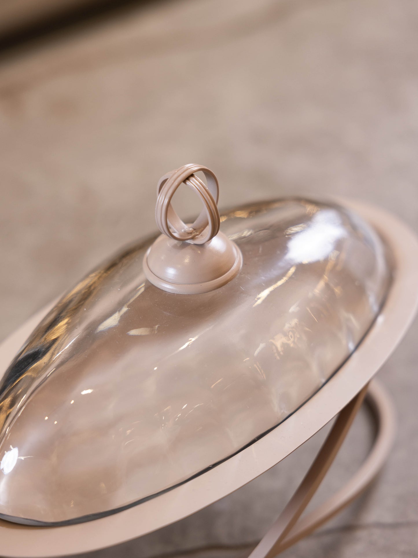 مضيفة حلويات بتصميم كلاسيك