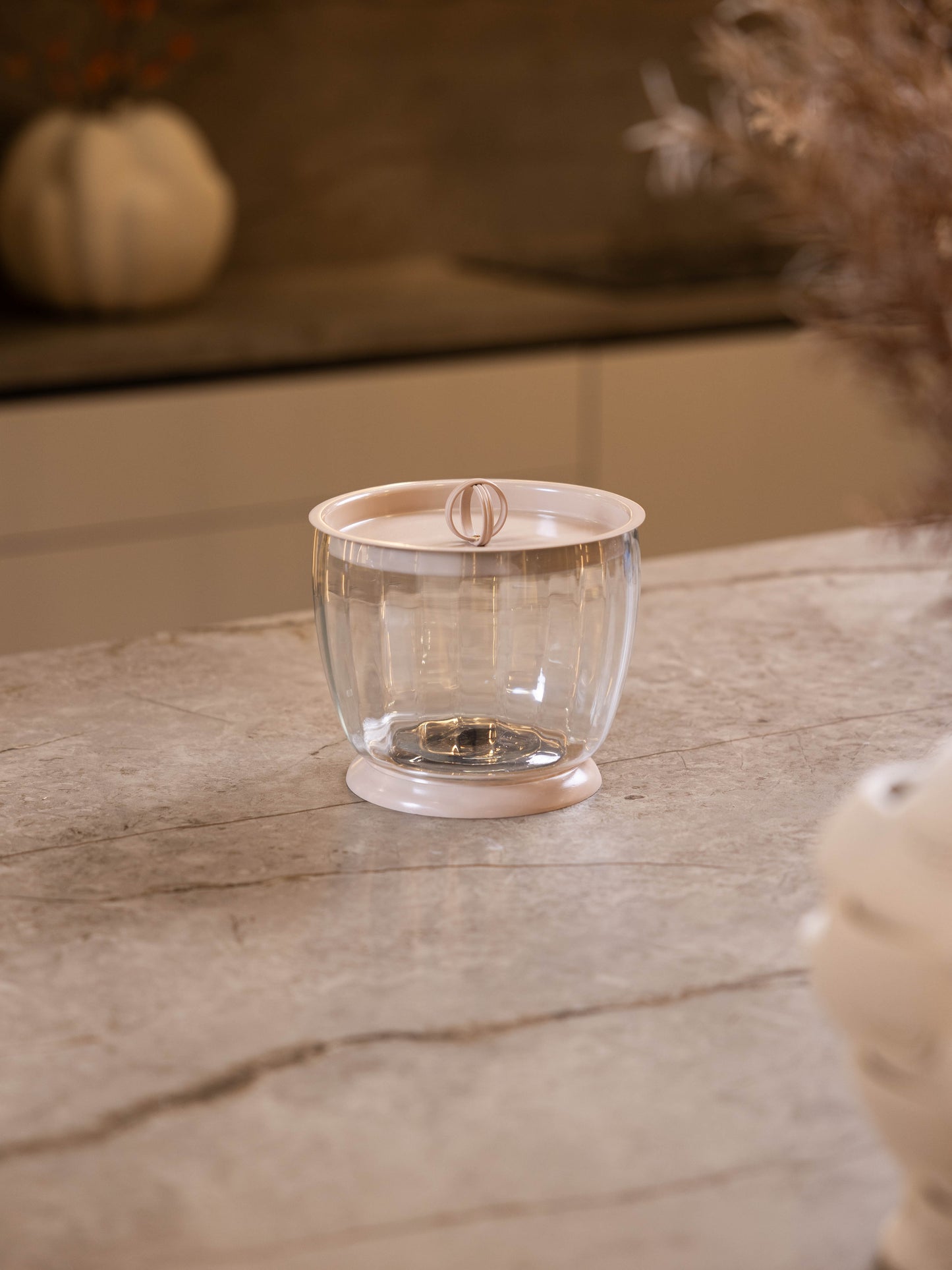 مضيفة حلويات بتصميم كلاسيك