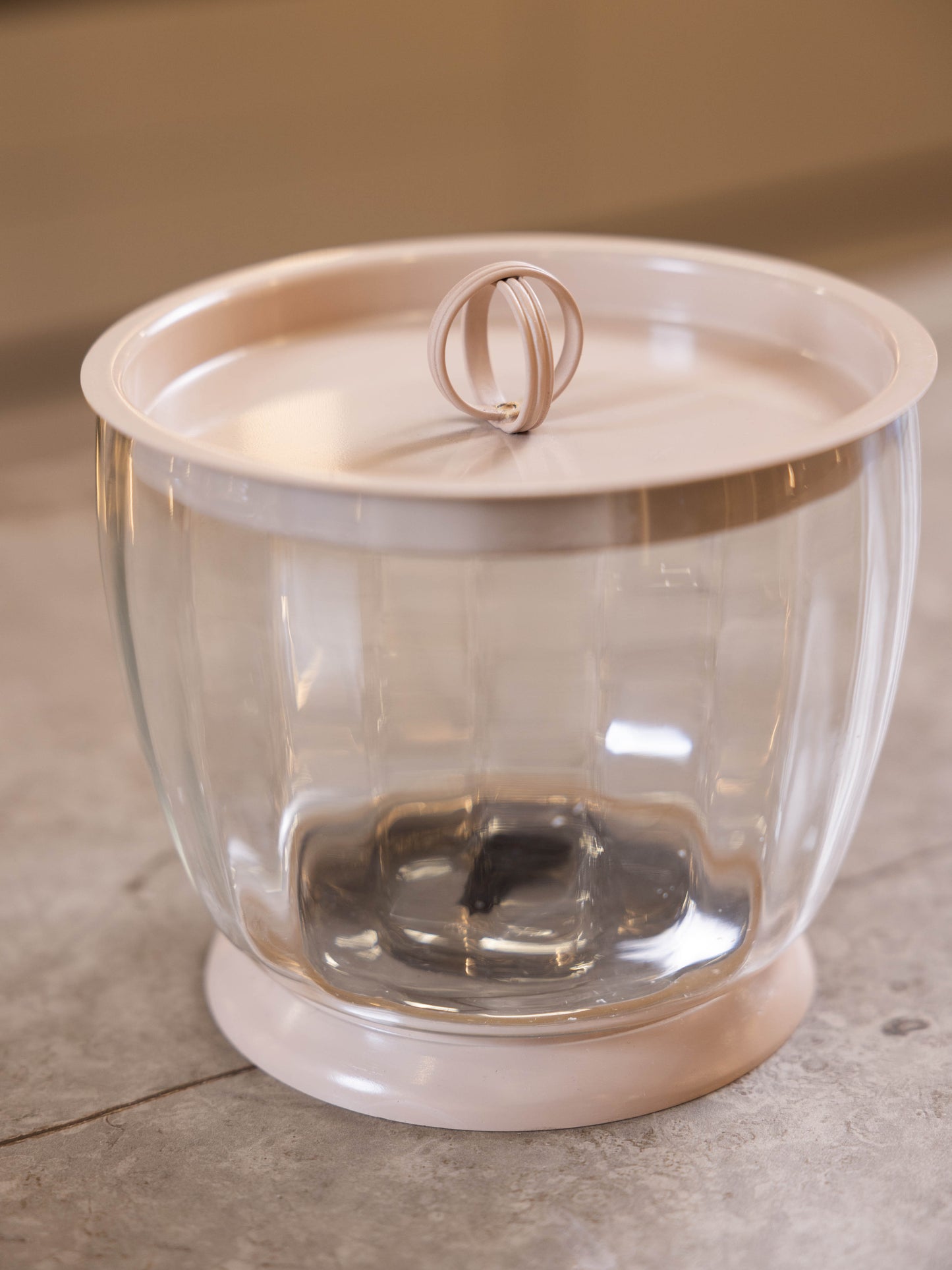 مضيفة حلويات بتصميم كلاسيك